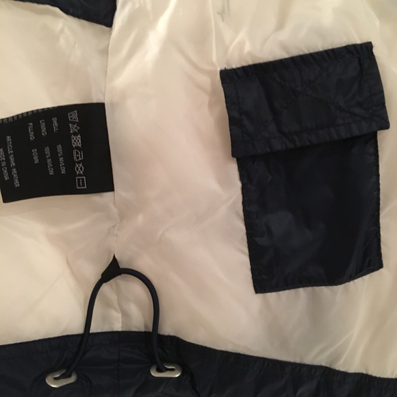 navy hooded down bubble jacket. Zip up. Size medium - Picture 8 of 8